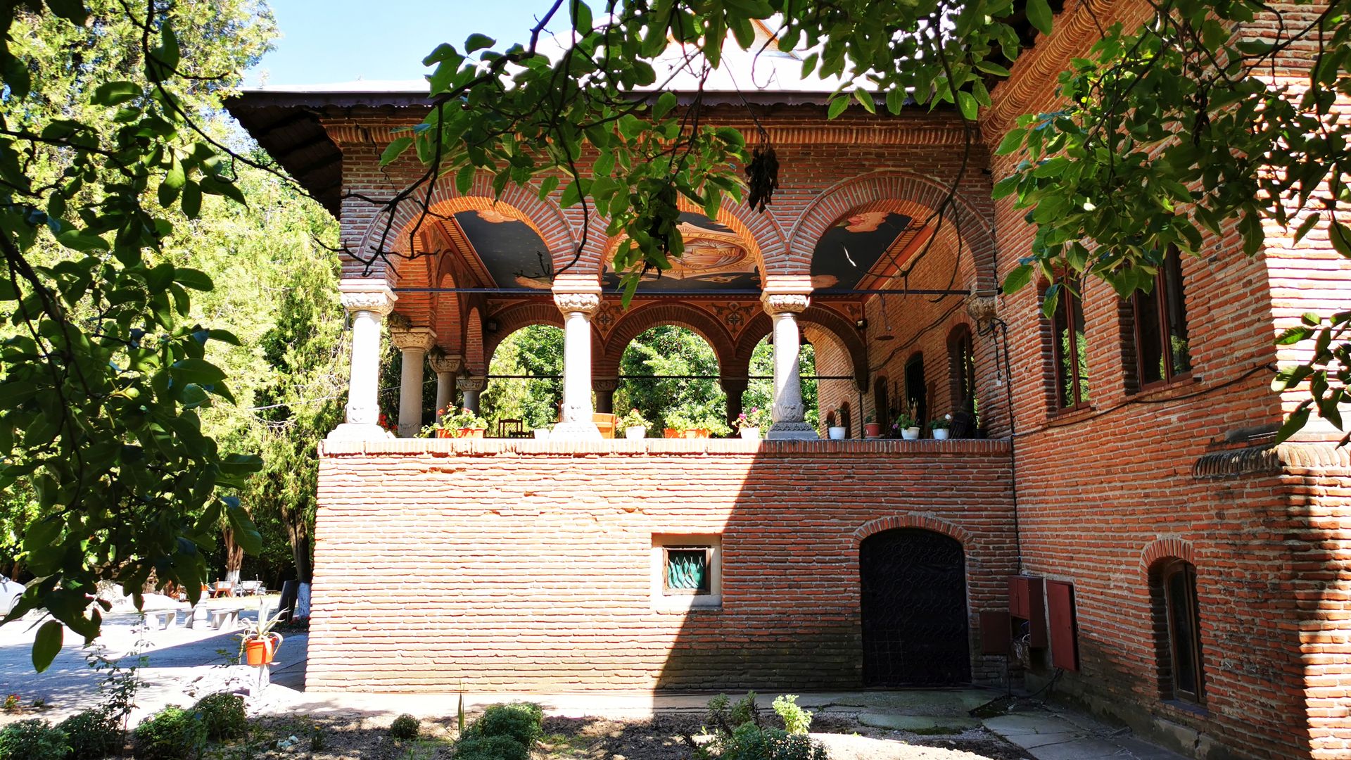 Pridvorul conacului Drugănescu