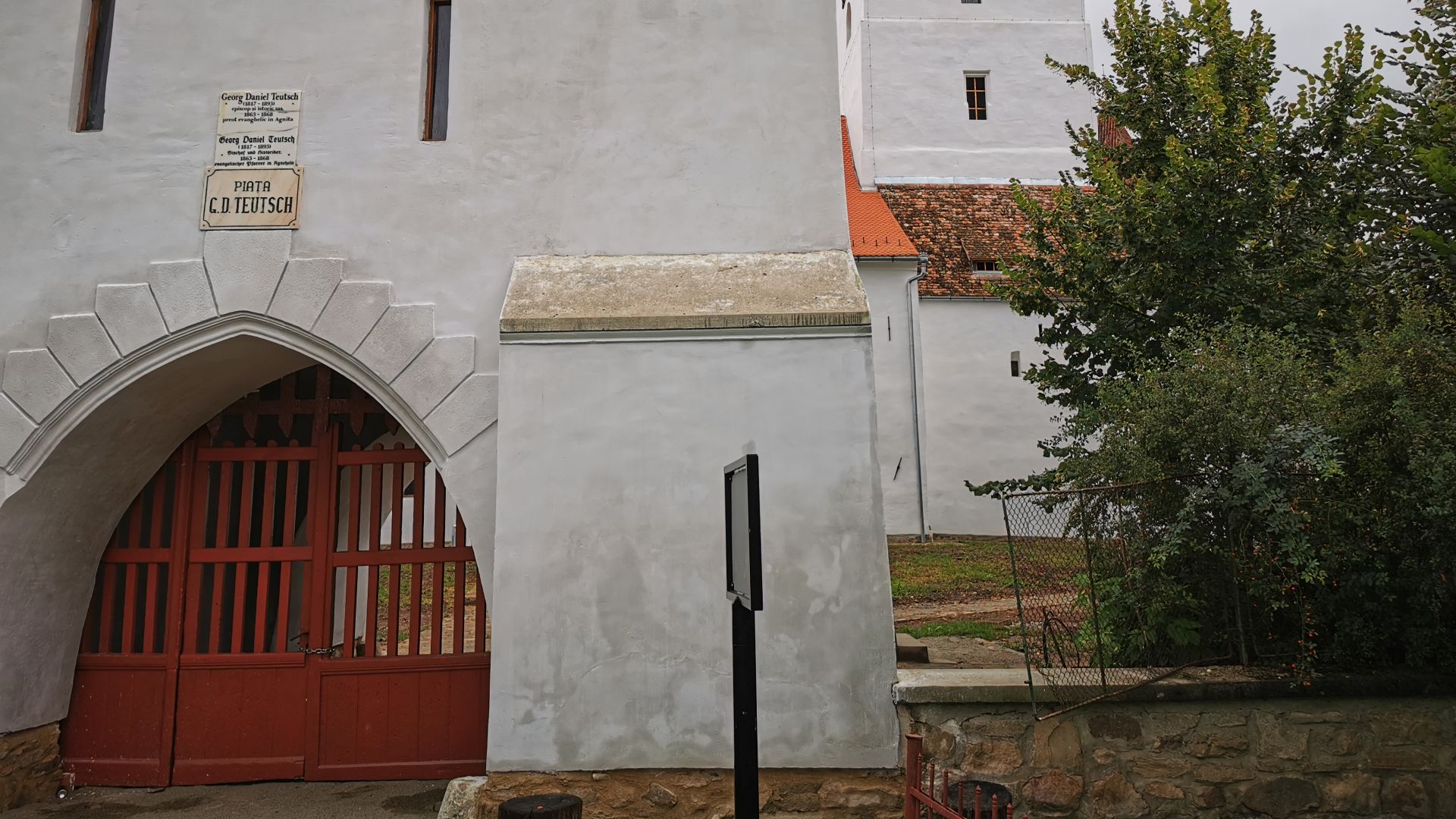 Biserica fortificata Agnita - gard cu gaură de acces :)