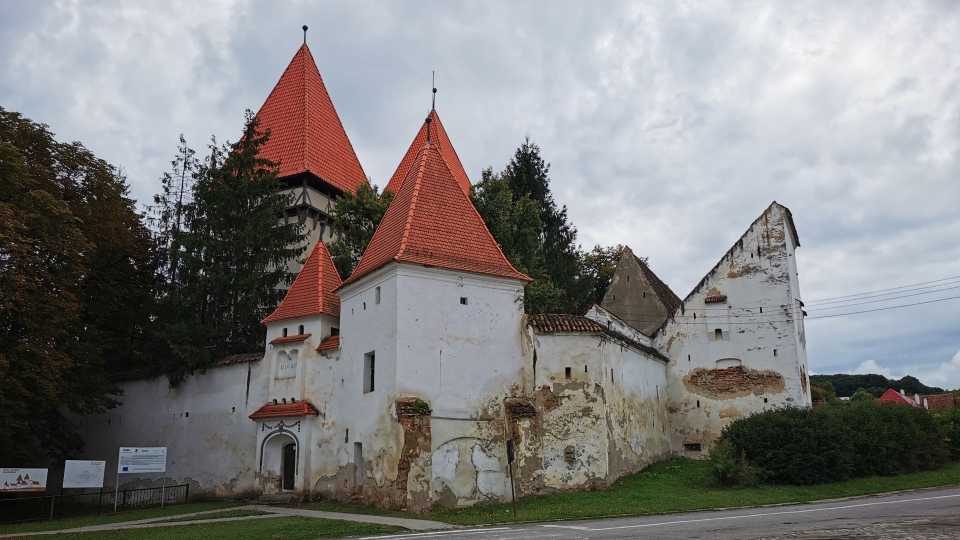 Biserica fortificată din Dealu Frumos Biserica fortificată din Dealu Frumos