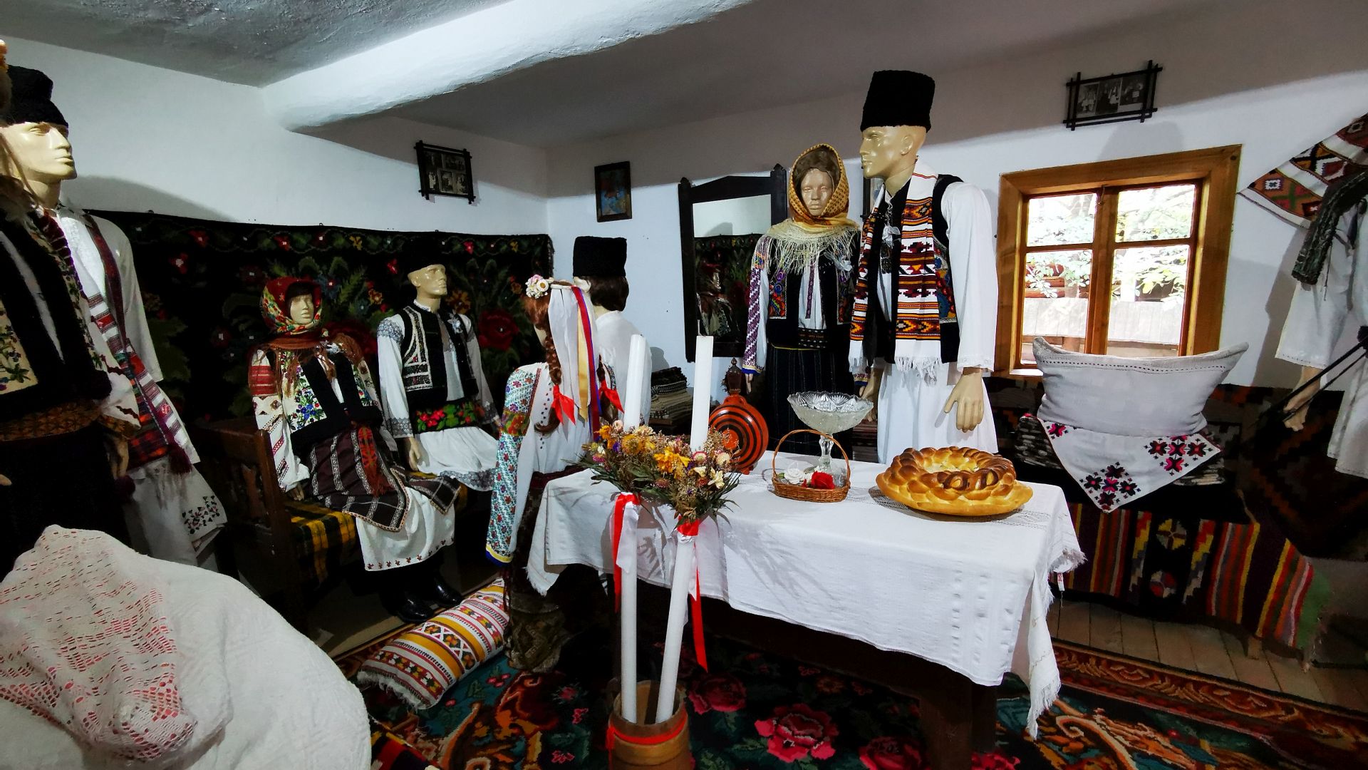 Muzeul Satului Bucovinean - interior cu nuntași