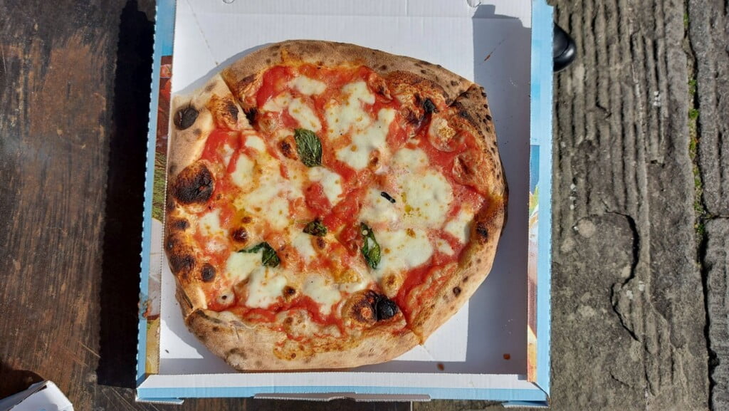 Pizza napoletană de la Gustapizza Firenze