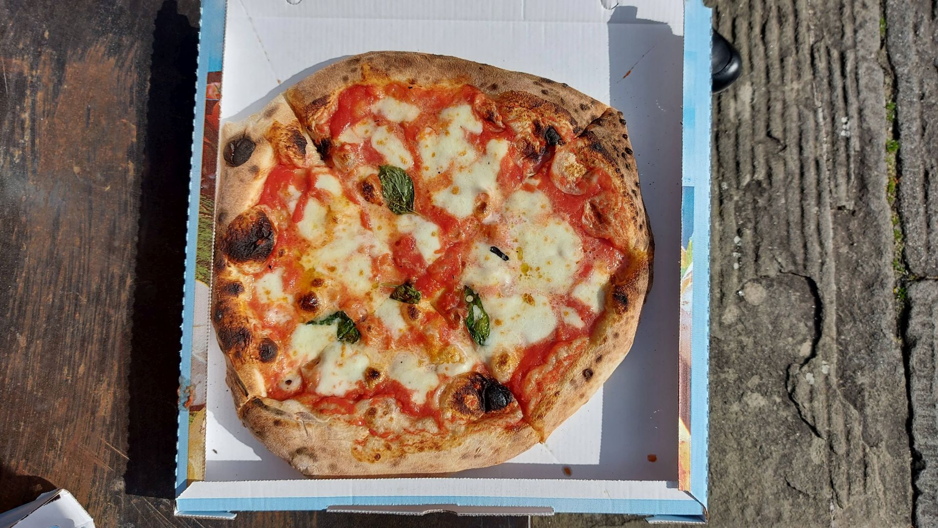 Pizza napoletană de la Gustapizza Firenze Pizza napoletană de la Gustapizza Firenze