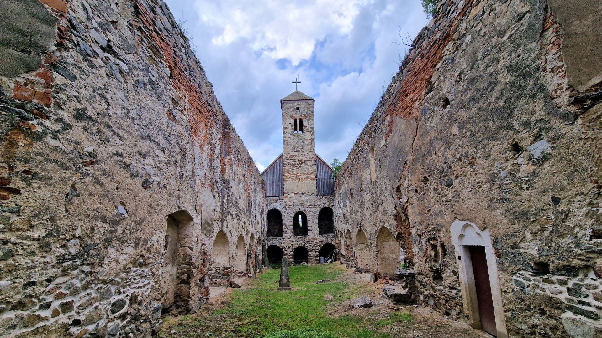 Bazilica romanică din Gârbova