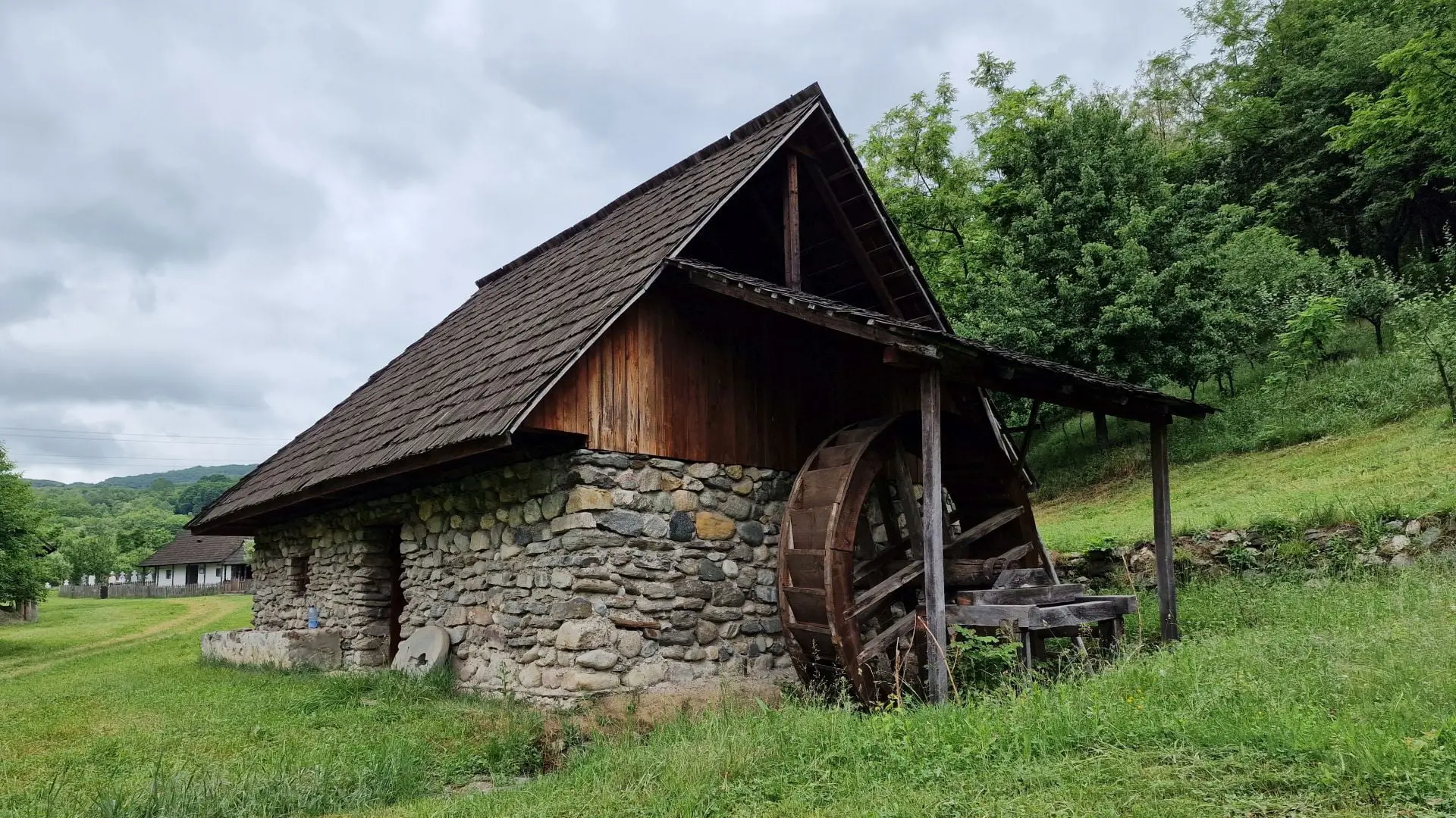 Muzeul satului vâlcean - moară de apă