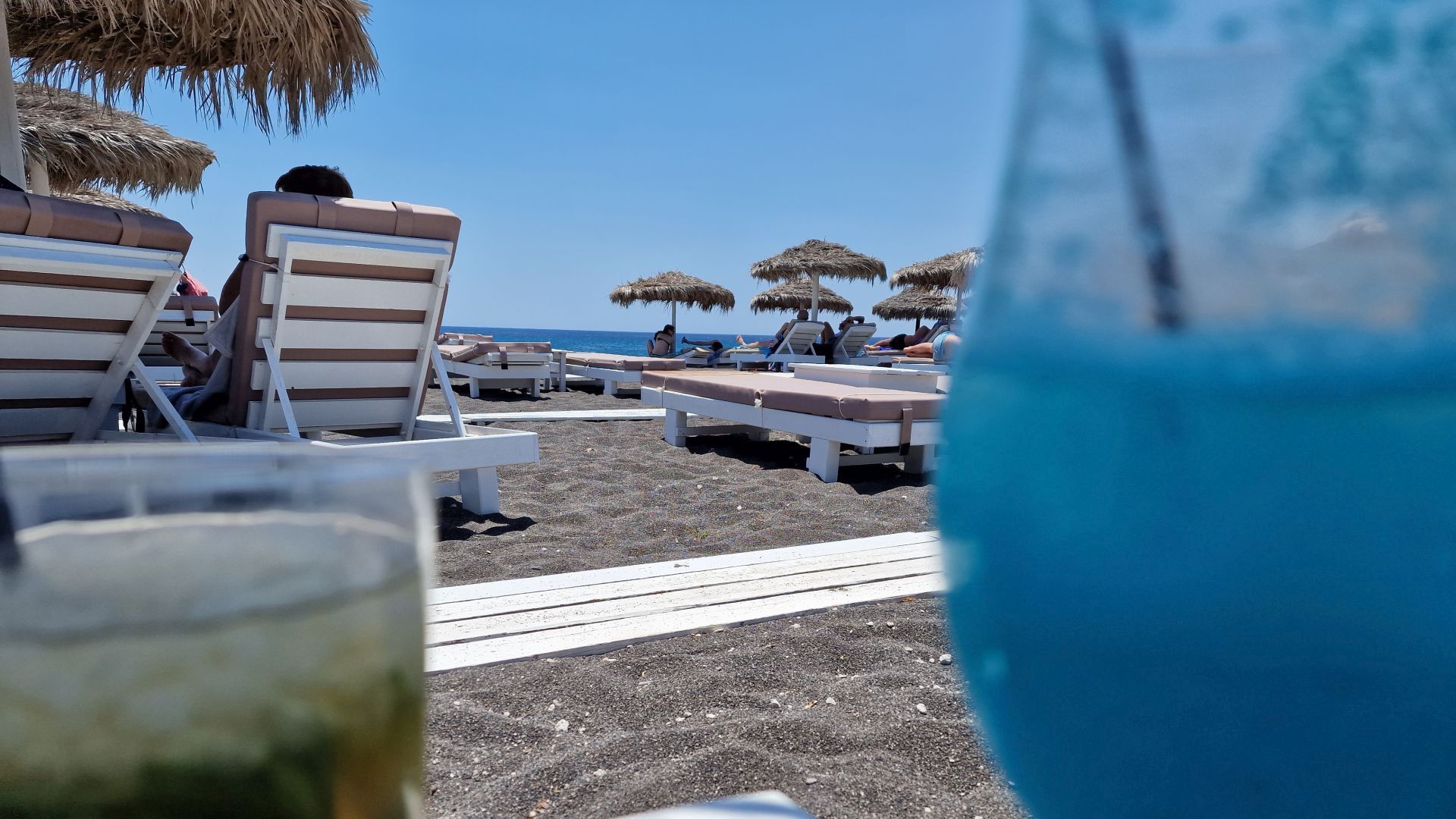 Perivolos, unde ți se aduc cocktailuri pe plajă