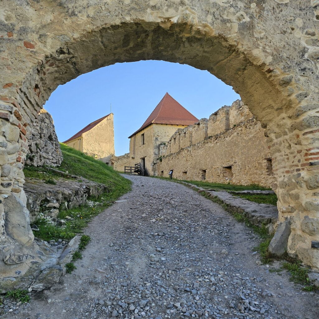 Cetatea Rupea - incintă