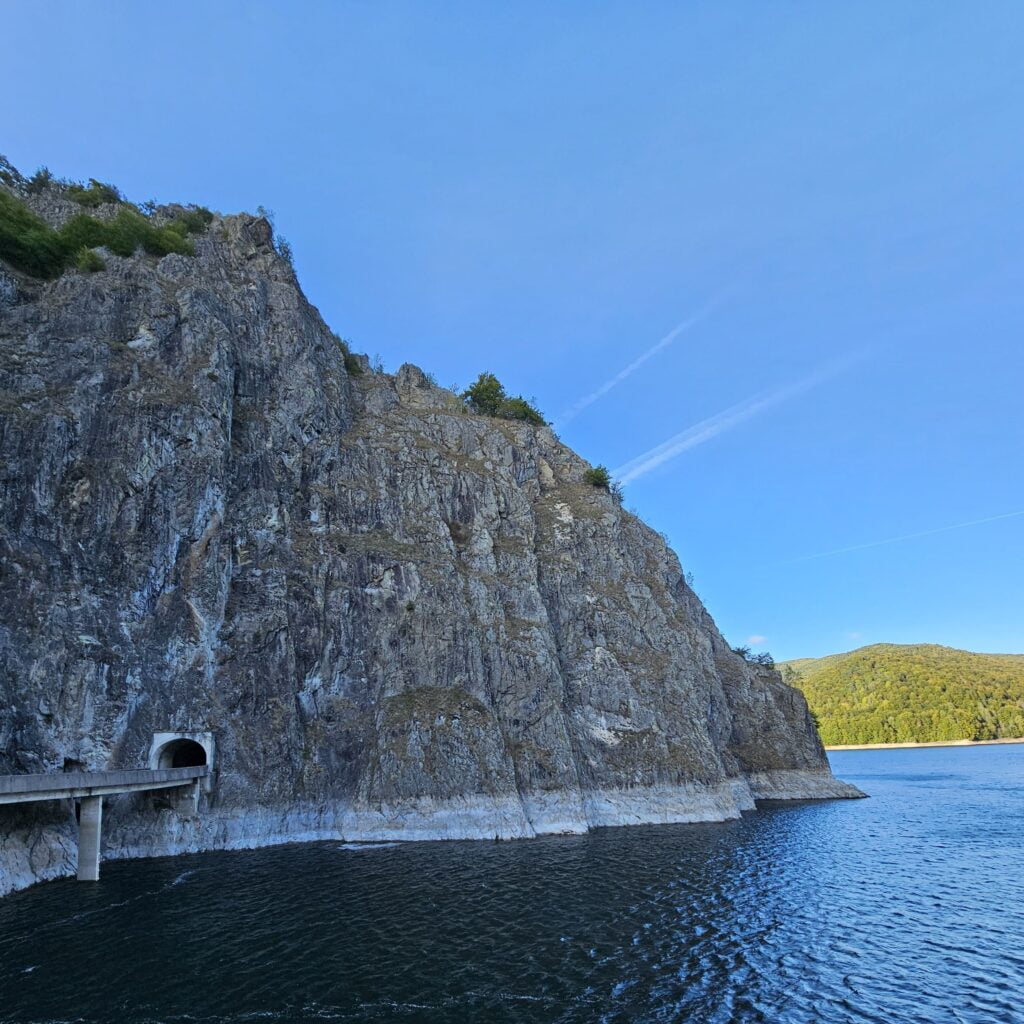 Transfăgărășan - lacul Vidraru și un tunel ghinionist