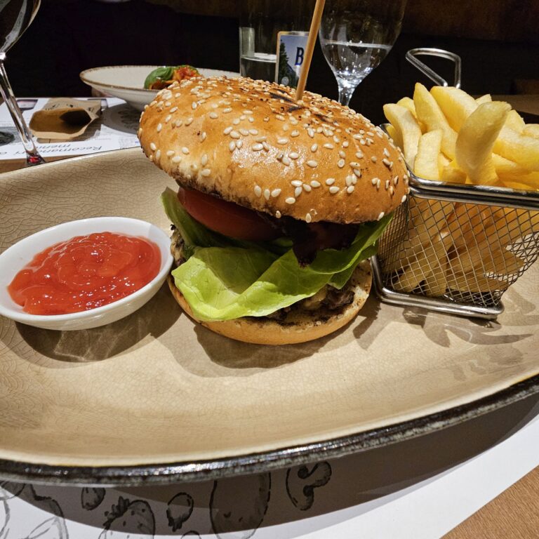 Old City Garden, Râmnicu Vâlcea - burger cu Black Angus și brânză gorgonzola