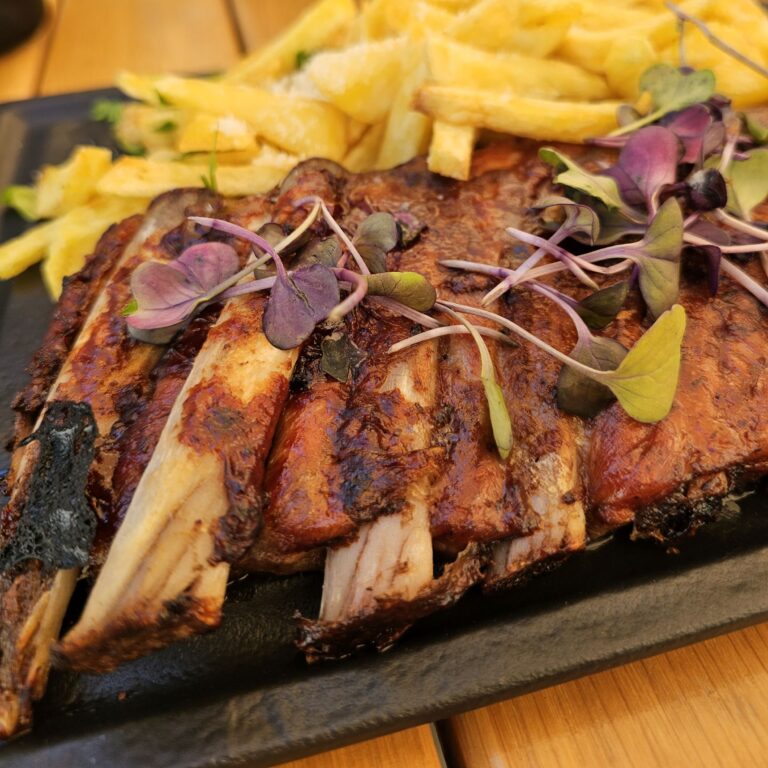 Manima's GastroPub - coaste cu cartofi prăjiți