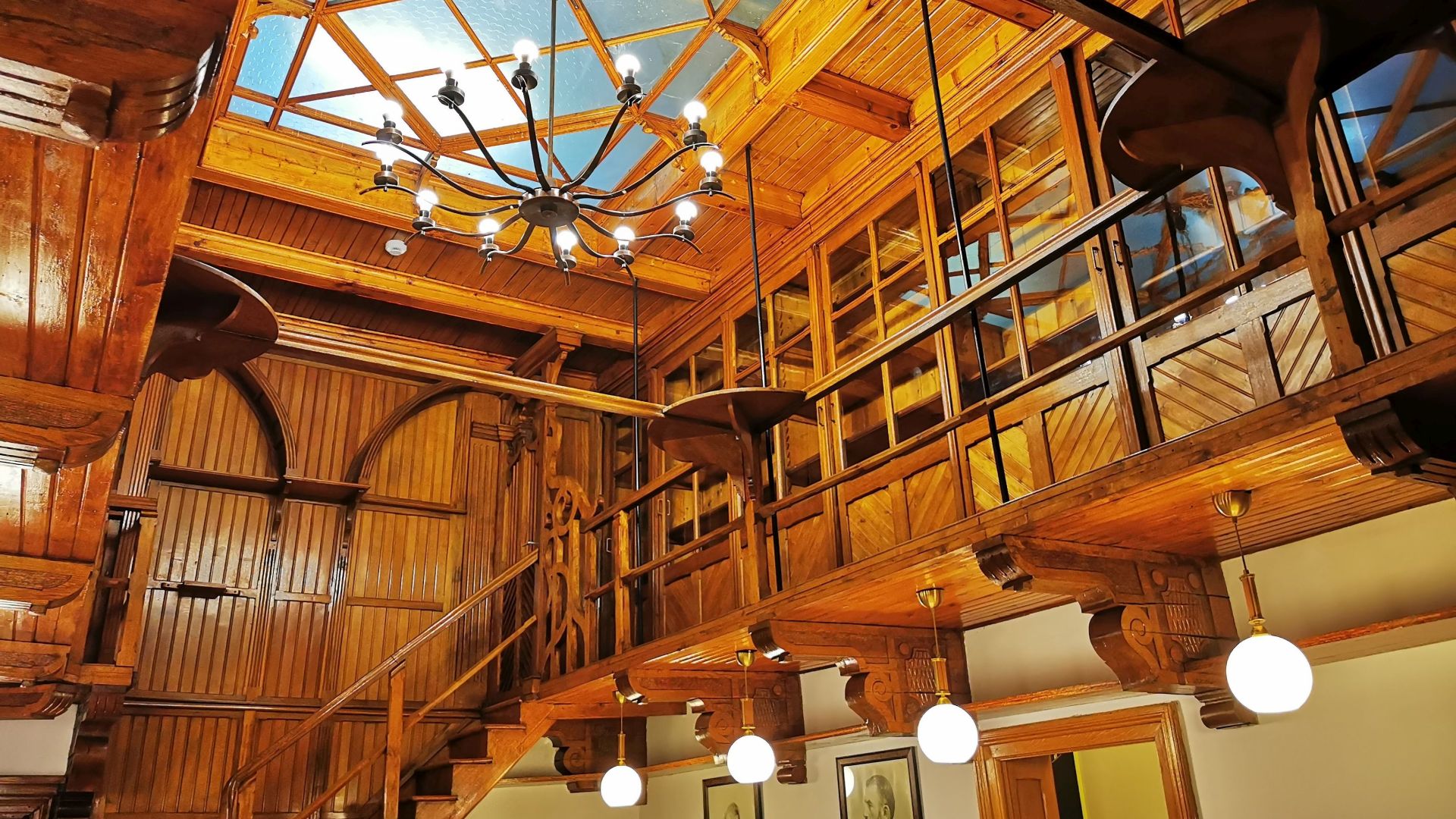 Muzeul Național Brătianu - interior - biblioteca "suspendată"
