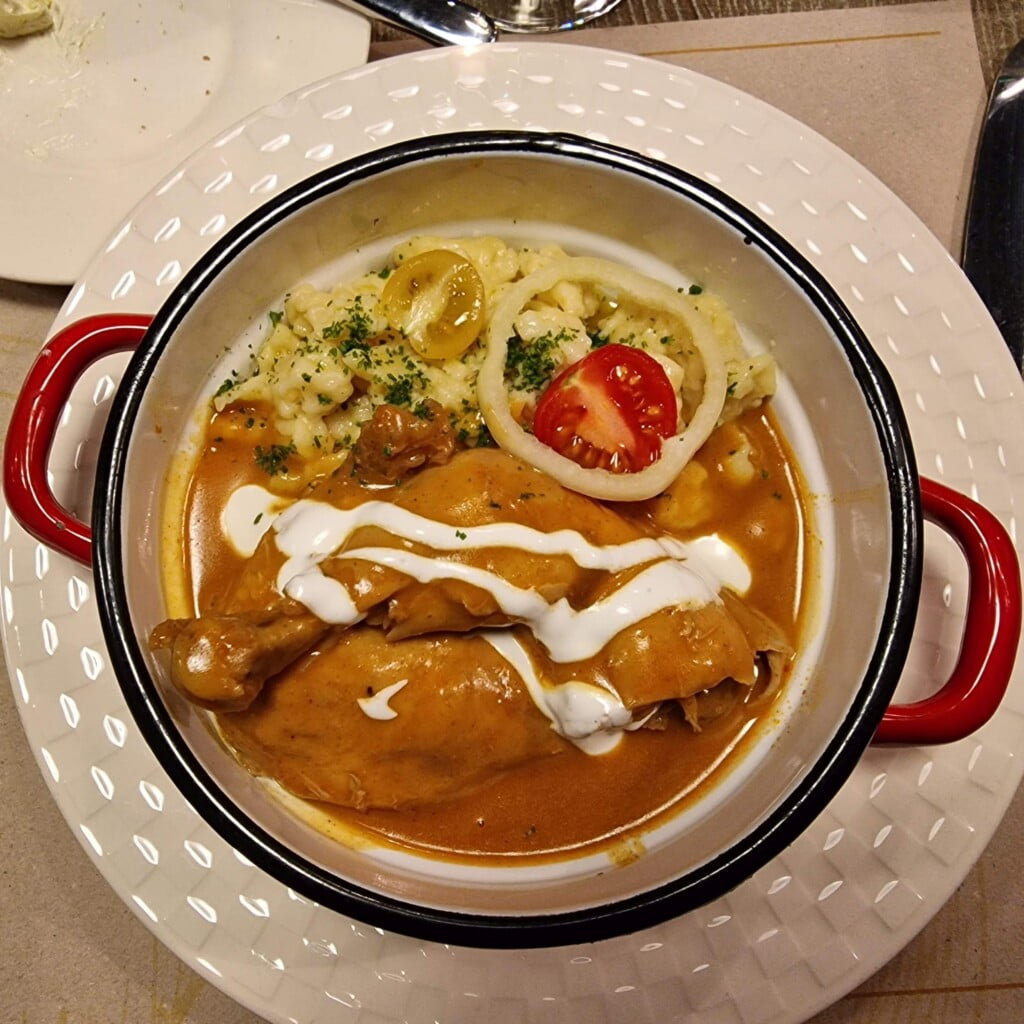Alma & Körte Restaurant - Paprika chicken