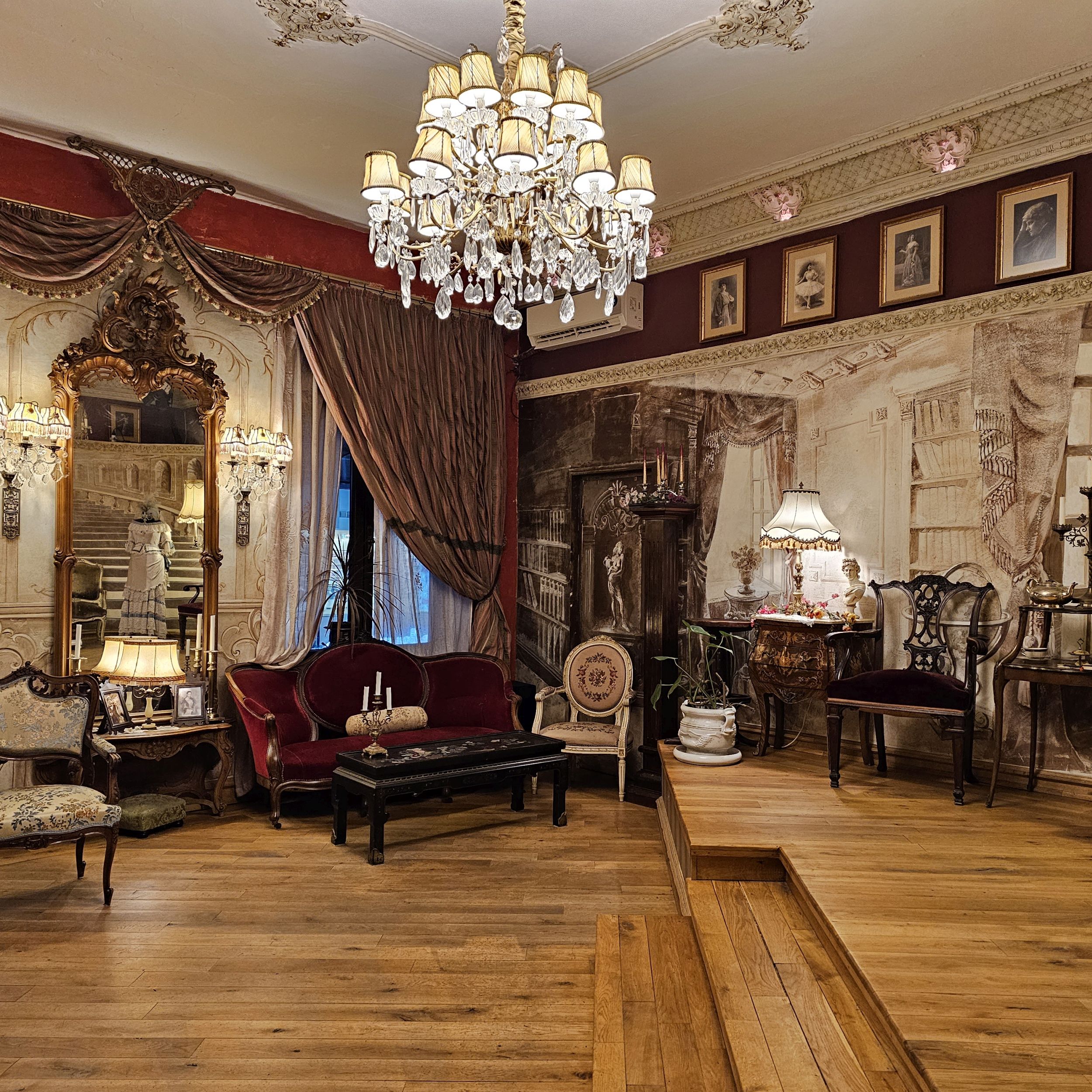 Muzeul „Micul Paris” - salonul occidental