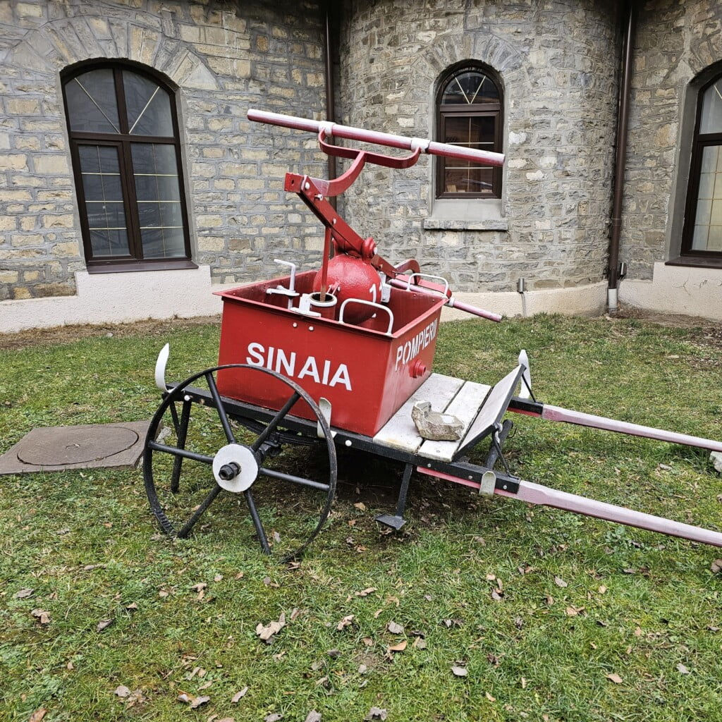 Muzeul orașului Sinaia - pompă de pompieri