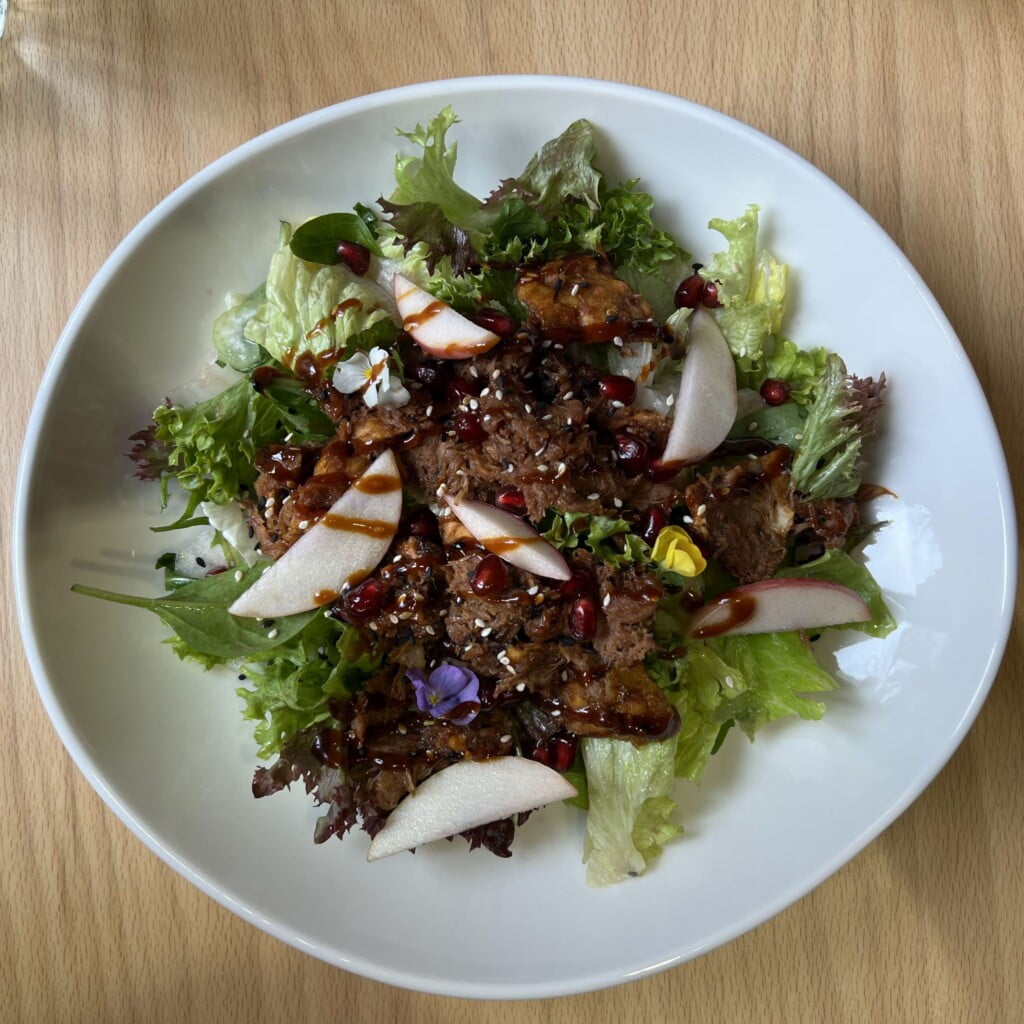 Point Hub - salată cu pulpă de rață crocantă